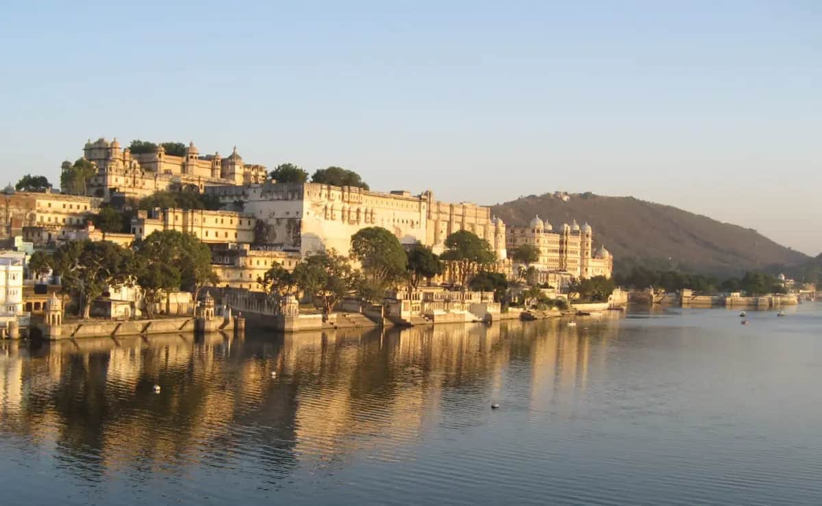 Udaipur City Palace on the banks of Lake Pichola